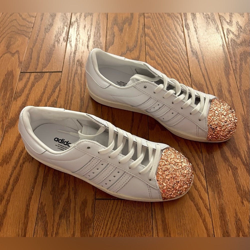NWOT RARE Adidas superstar metallic metal toe cap shoes. White & rose gold. sz 7